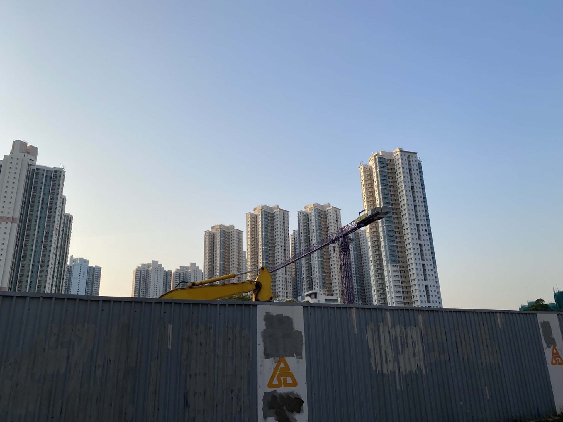 有人在IG專頁投稿,聲稱涉事男教師向女學生摸手、摸背脊、拖手及「拮胳肋底」等。(資料圖片) 有人在IG專頁投稿,聲稱涉事男教師向女學生摸手、摸背脊、拖手及「拮胳肋底」等。(資料圖片)