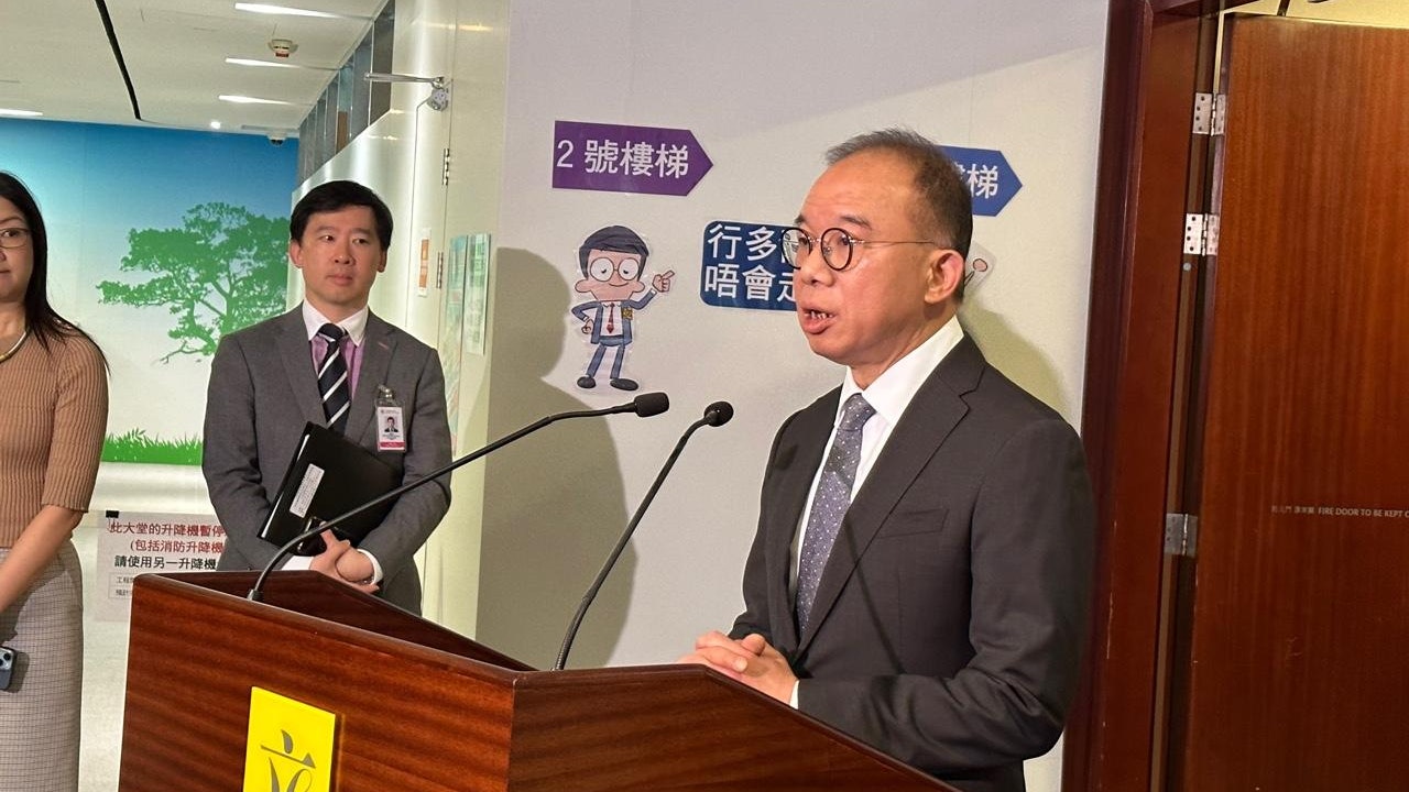 區議會選舉|機場也設票站? 曾國衞:搭機返嚟唔介意返屋企投票 區議會選舉|機場也設票站? 曾國衞:搭機返嚟唔介意返屋企投票