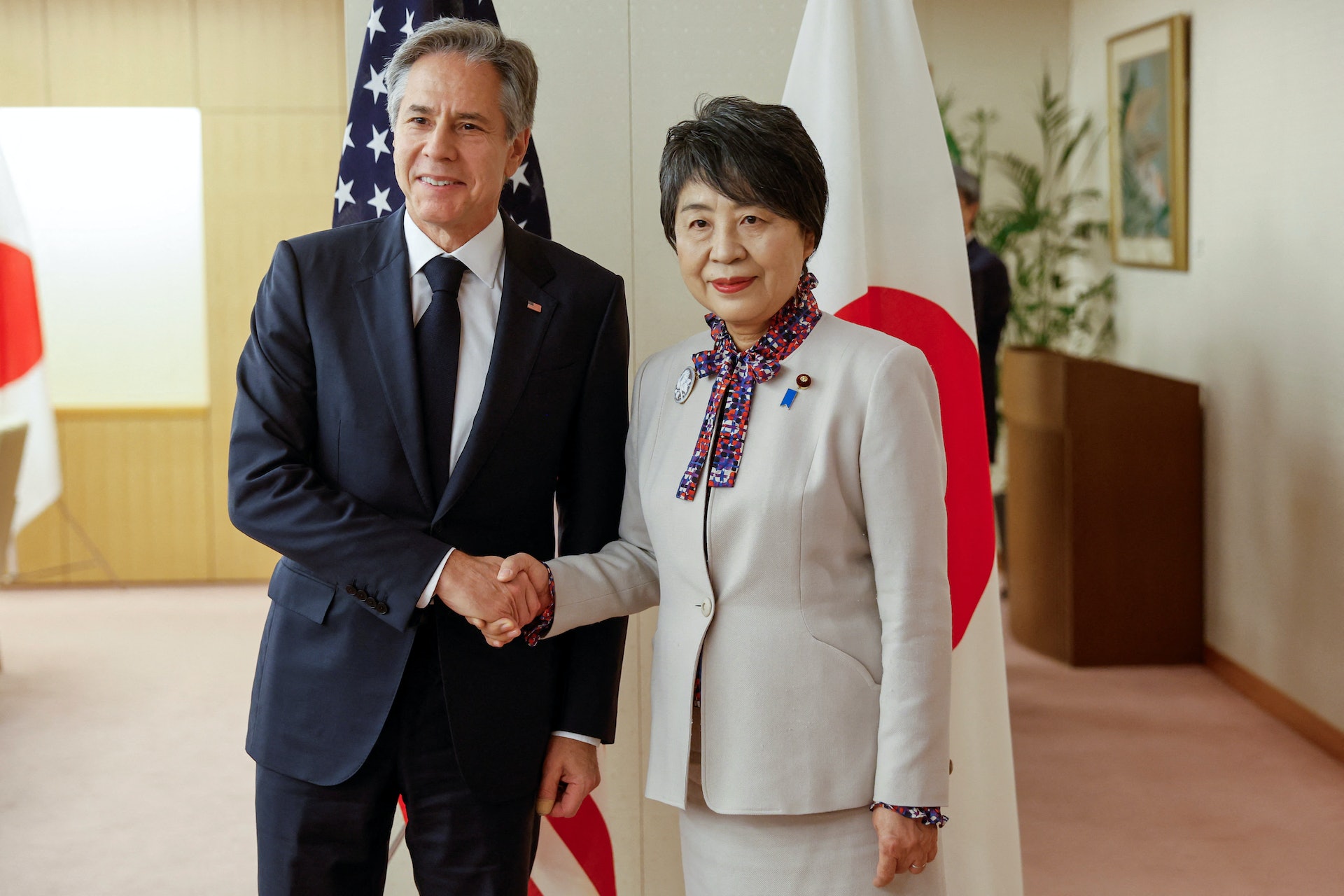 2023年11月7日,美國務卿布林肯(Antony Blinken)在東京出席七國集團(G7)外長會期間,與日本外相上川陽子舉行會談。(Reuters) 2023年11月7日,美國務卿布林肯(Antony Blinken)在東京出席七國集團(G7)外長會期間,與日本外相上川陽子舉行會談。(Reuters)