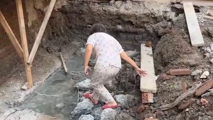 上海婦拒舊樓裝𨋢 撕法院執行公告跳入基坑阻施工被拘留 上海婦拒舊樓裝𨋢 撕法院執行公告跳入基坑阻施工被拘留