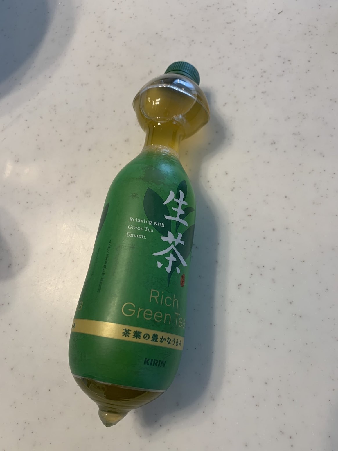 樽裝生茶連樽帶茶加熱後嚴重變形，奇特外型猶如情趣用品。（X「イエス・キリスト」圖片）