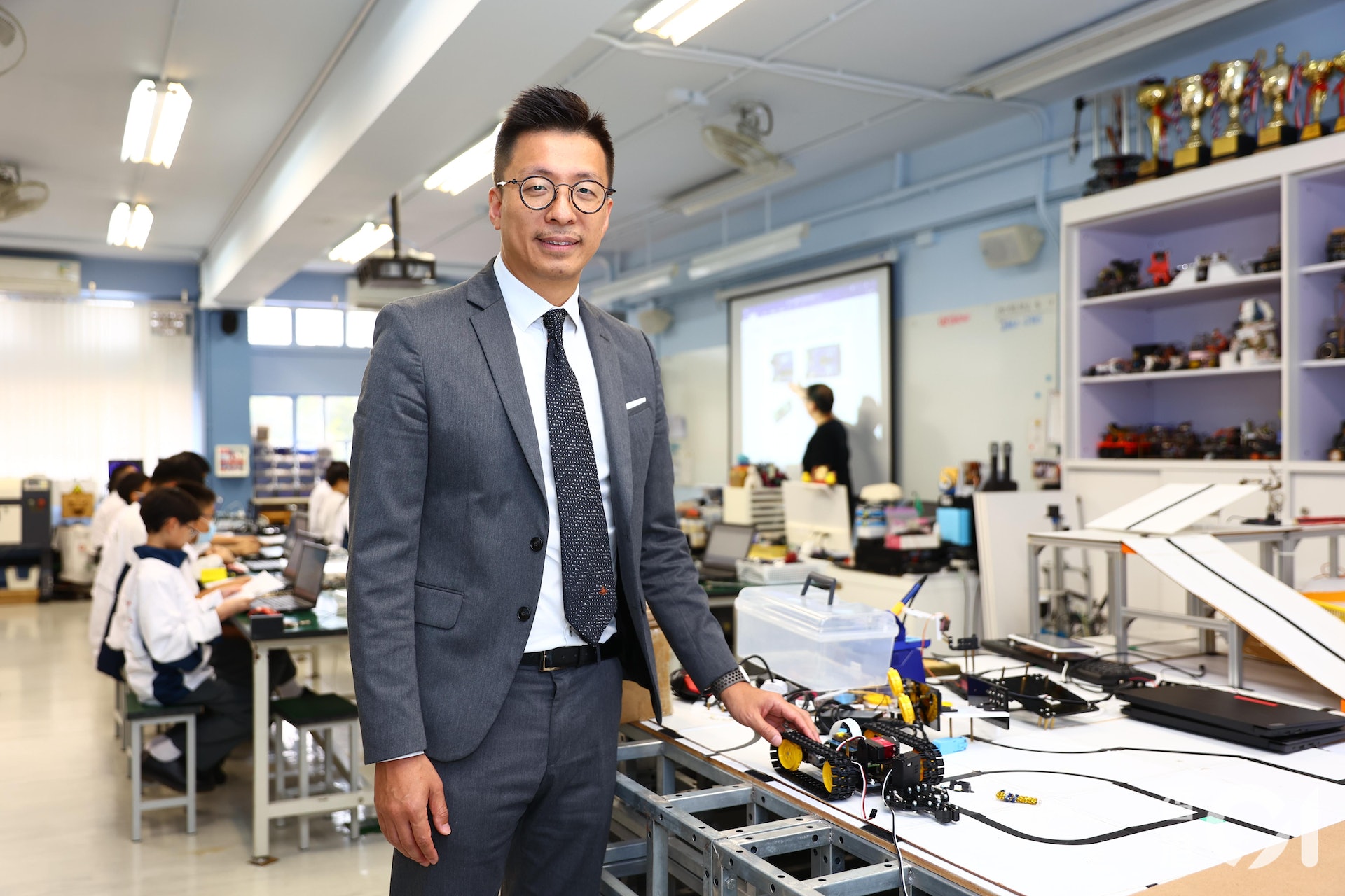 保良局百周年李兆忠紀念中學呂恒森校長表示,學校設有精英培訓小組,幫助成績優秀的學生升讀海外頂尖大學。(鄭子峰攝) 保良局百周年李兆忠紀念中學呂恒森校長表示,學校設有精英培訓小組,幫助成績優秀的學生升讀海外頂尖大學。(鄭子峰攝)
