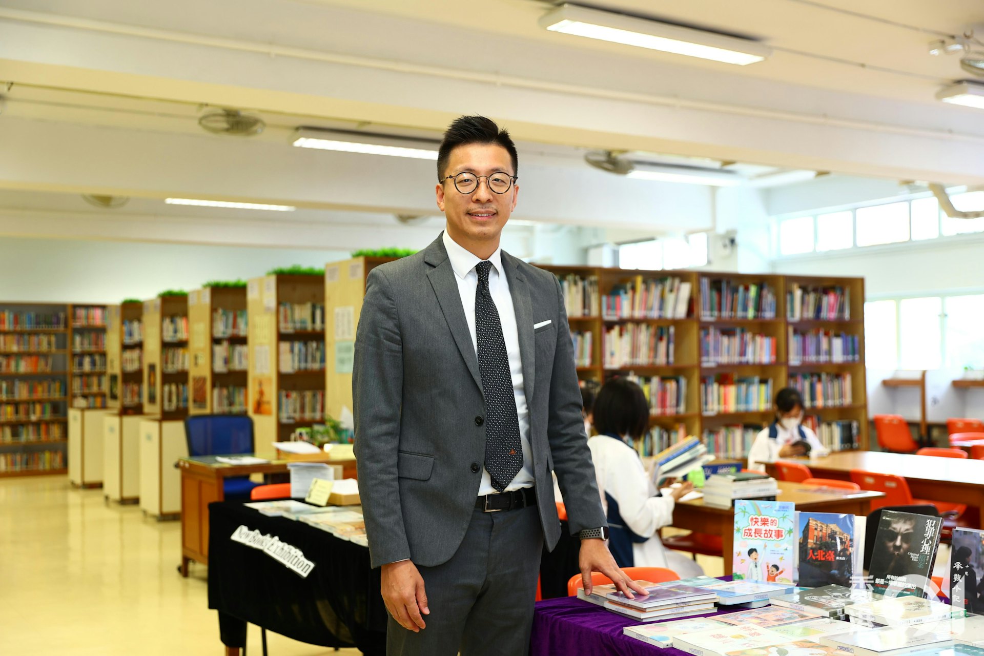 保良局百周年李兆忠紀念中學呂恒森校長從事教育界已經廿多年,曾經任教成人電腦班,後來取得學歷成為中學教師。(鄭子峰攝) 保良局百周年李兆忠紀念中學呂恒森校長從事教育界已經廿多年,曾經任教成人電腦班,後來取得學歷成為中學教師。(鄭子峰攝)