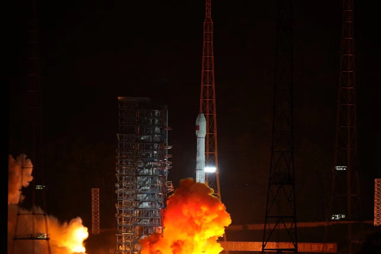 11月9日晚上7時23分，長征三號乙運載火箭托舉中星6E衛星在西昌衛星發射中心發射升空，隨後將衛星送入預定軌道，發射任務取得圓滿成功。（新華社）