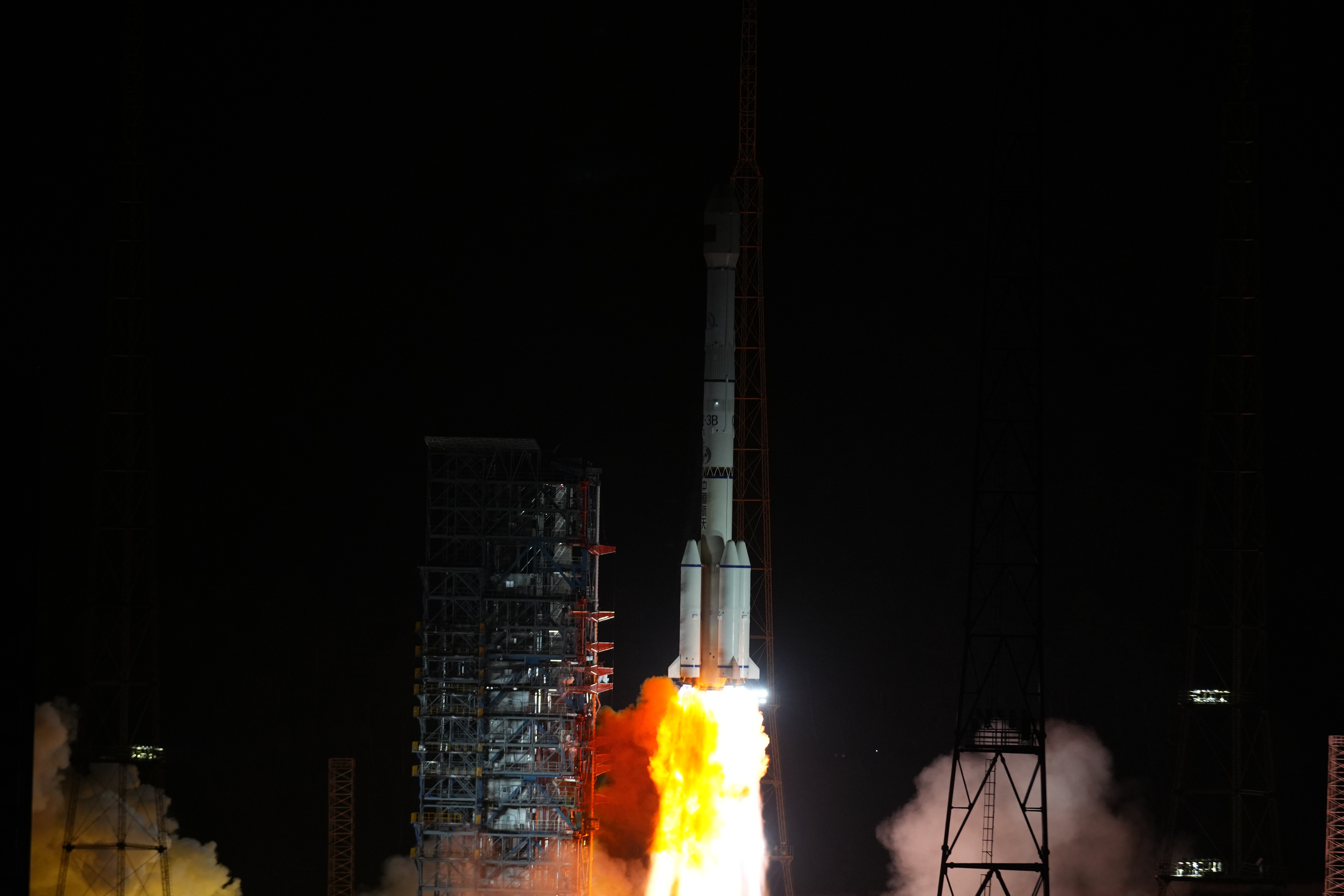 11月9日晚上7時23分，長征三號乙運載火箭托舉中星6E衛星在西昌衛星發射中心發射升空，隨後將衛星送入預定軌道，發射任務取得圓滿成功。（新華社）