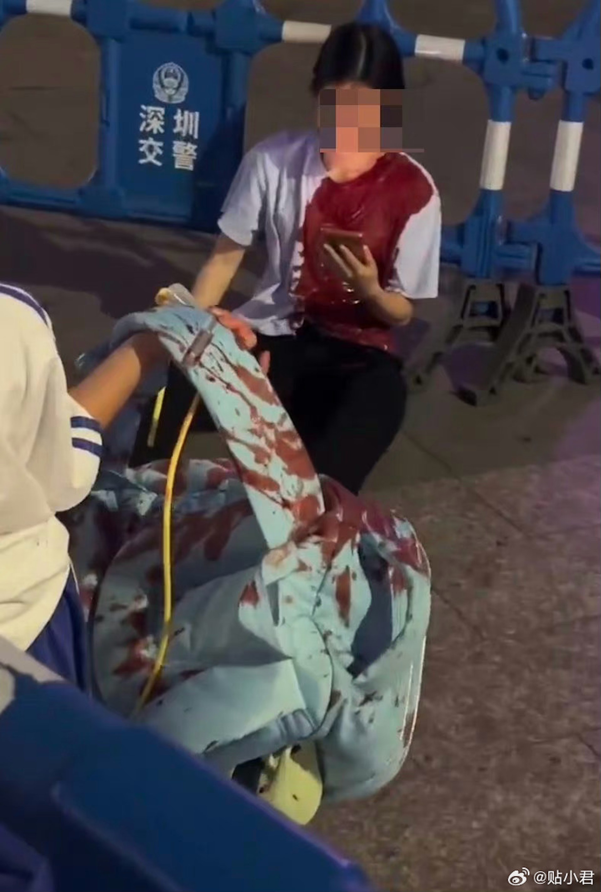 網傳現場照片,可見有女子受傷,衣服沾滿血跡。(微博)