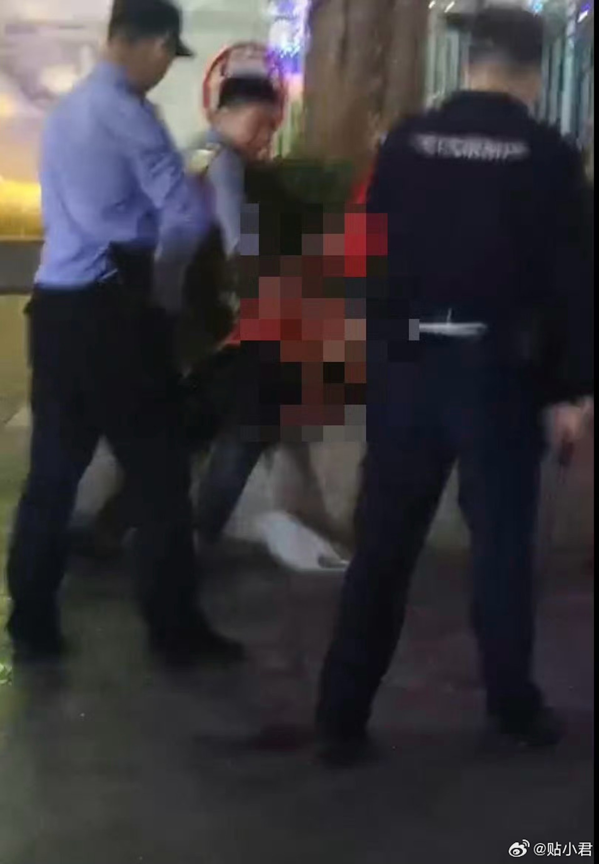 網傳現場疑兇被制伏照片。(微博)