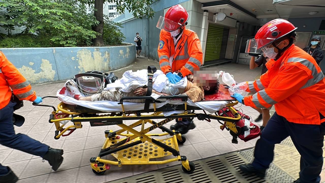 東鐵綫九龍塘站男子墜軌 送院搶救不治 列車服務一度暫停 東鐵綫九龍塘站男子墜軌 送院搶救不治 列車服務一度暫停