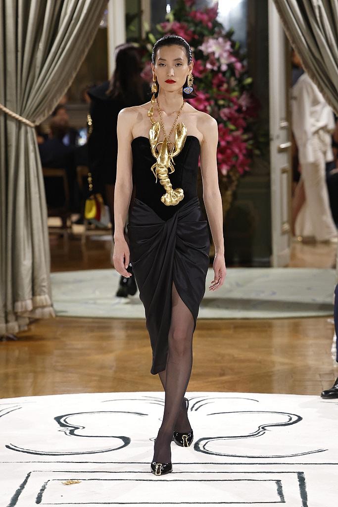 意大利高级品牌 Schiaparelli，在巴黎时装周便展出2024年春夏系列设计作品，包括这件金龙虾装。（视觉中国）