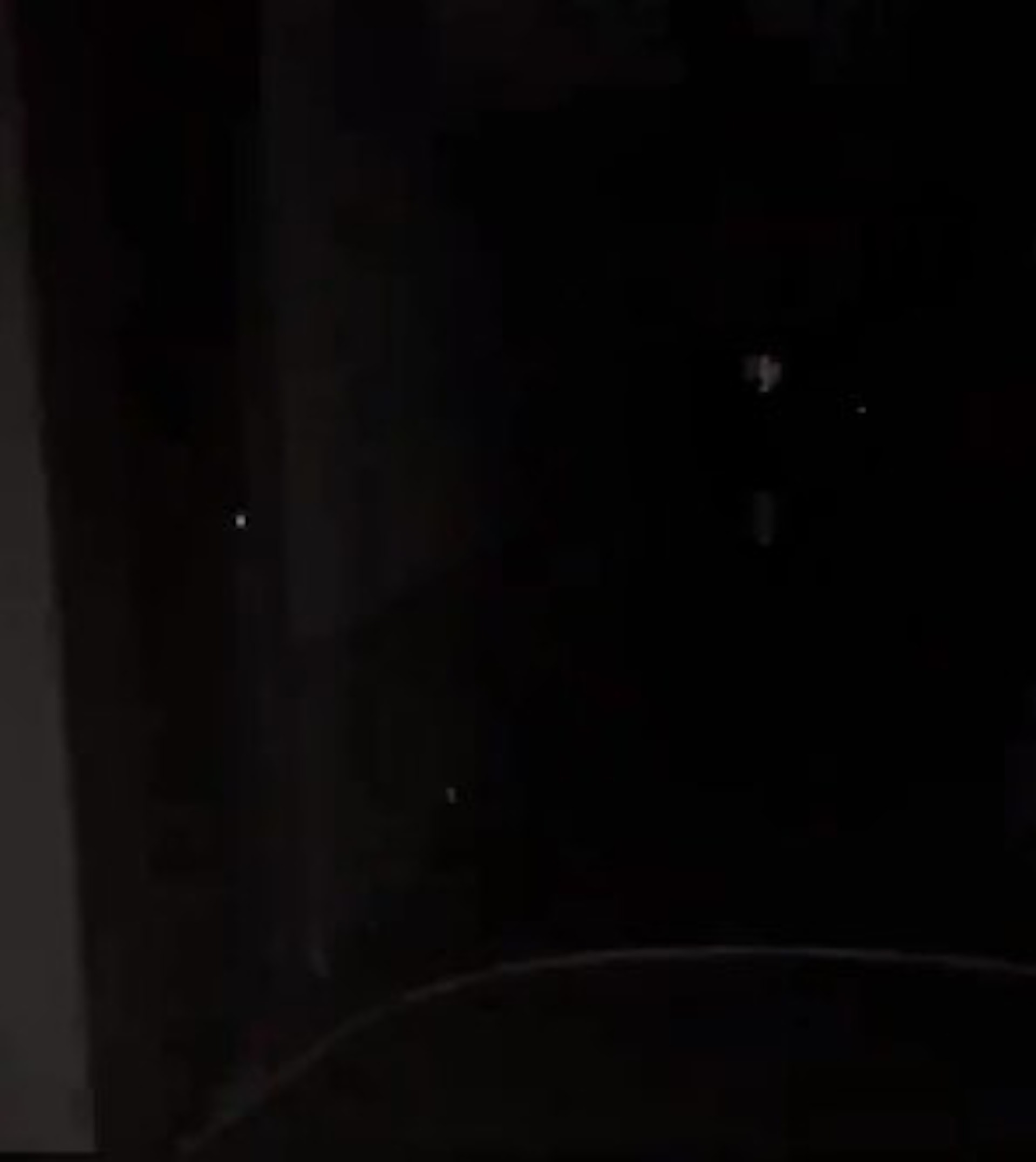 樓內長長的走廊到了晚間就伸手不見五指,轉角有什麼都看不見。(微博影片截圖) 樓內長長的走廊到了晚間就伸手不見五指,轉角有什麼都看不見。(微博影片截圖)