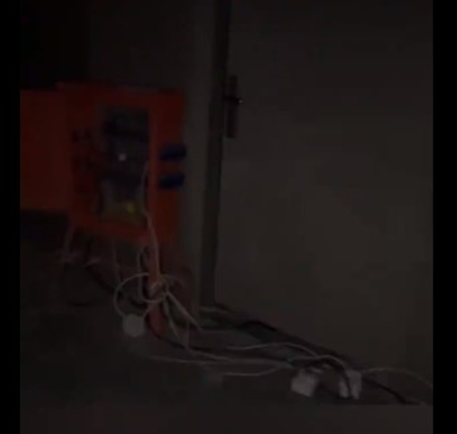 走廊地上有電線外露。(微博影片截圖) 走廊地上有電線外露。(微博影片截圖)