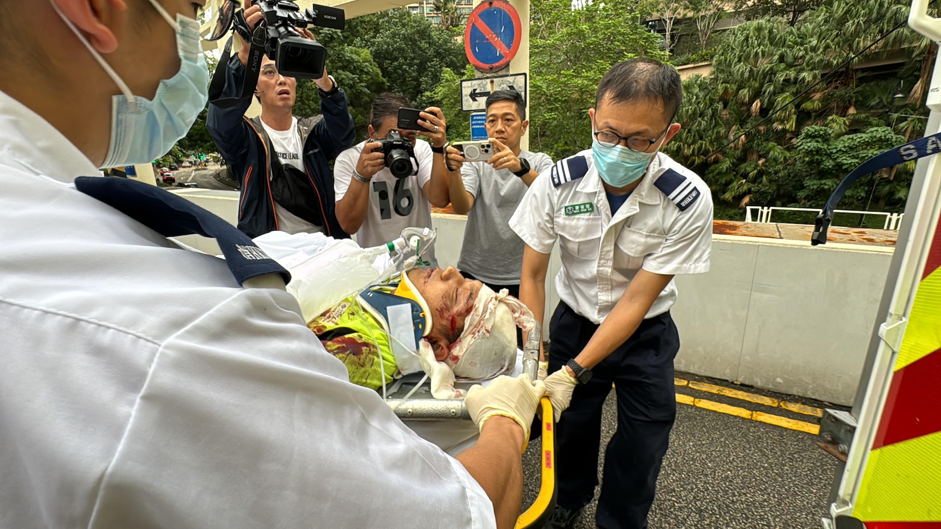 其中一名傷者送院時頭部受傷,工衣染血。(翁鈺輝攝) 其中一名傷者送院時頭部受傷,工衣染血。(翁鈺輝攝)