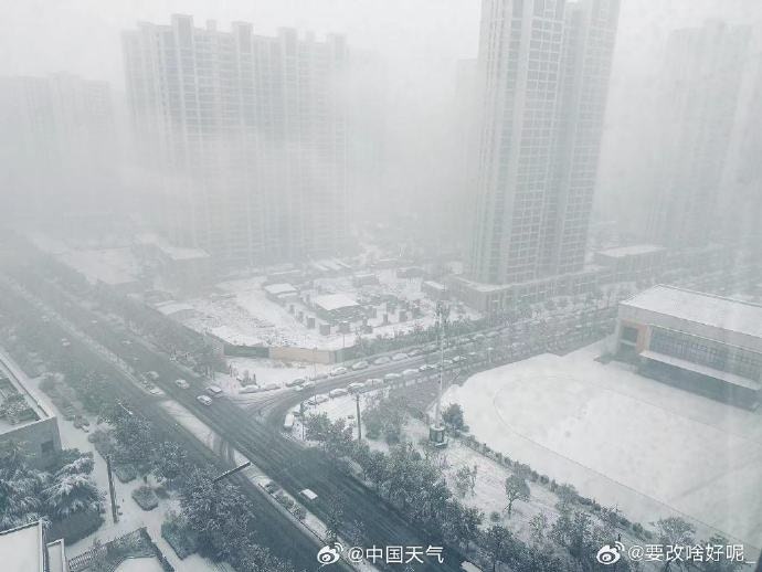 陝西省西安今（11）日清晨迎來初雪，然而伴隨皚皚雪霜的，同樣還有陣陣雷聲，反常現象嚇壞不少網民。（微博）