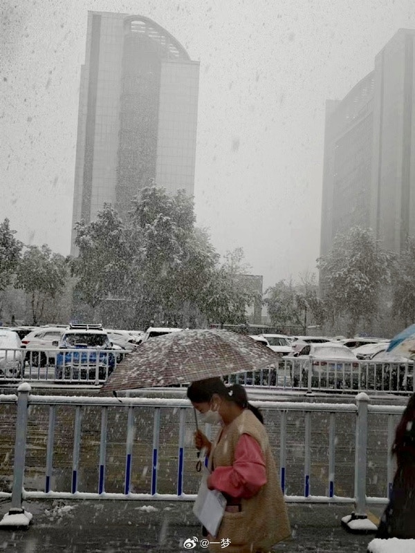 陝西省西安今（11）日清晨迎來初雪，然而伴隨皚皚雪霜的，同樣還有陣陣雷聲，反常現象嚇壞不少網民。（微博）