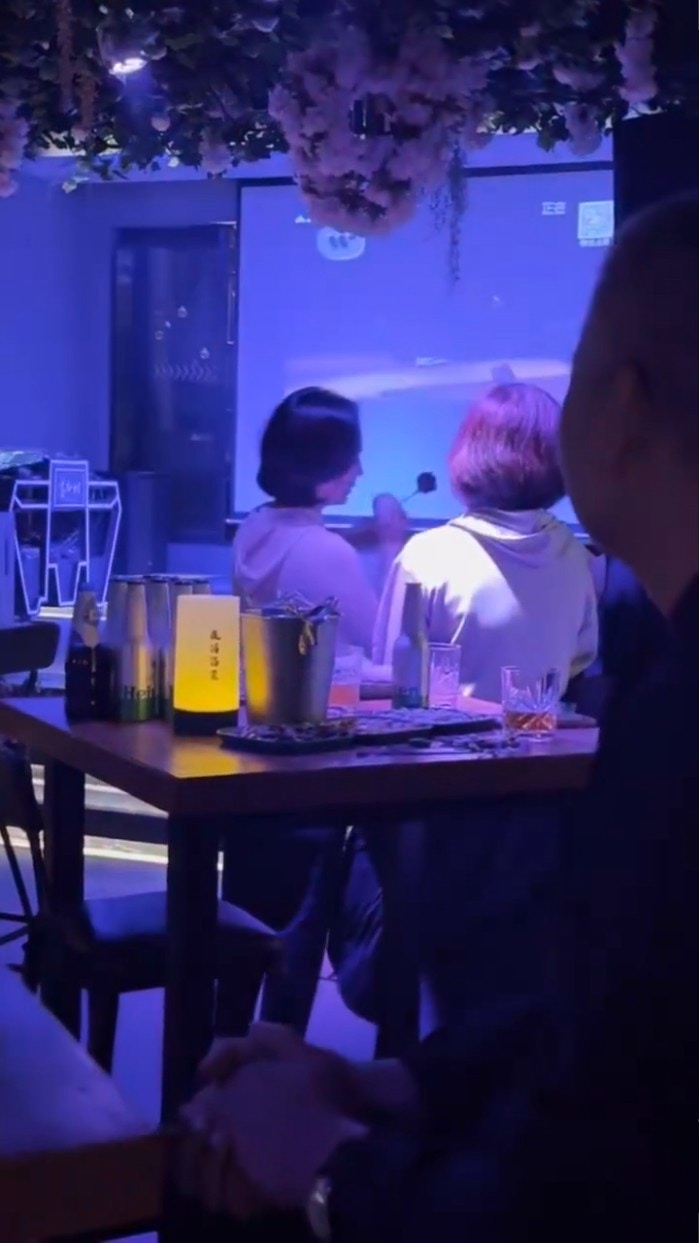 有網民在酒吧偶遇她,並在社交平台上載了一段何超瓊獻唱《偏偏喜歡你》的影片。(影片截圖) 有網民在酒吧偶遇她,並在社交平台上載了一段何超瓊獻唱《偏偏喜歡你》的影片。(影片截圖)