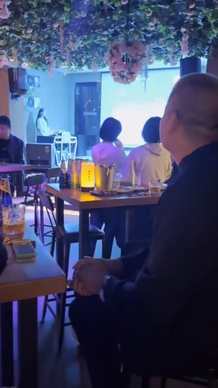 唱《偏偏喜歡你》。（影片截圖）
