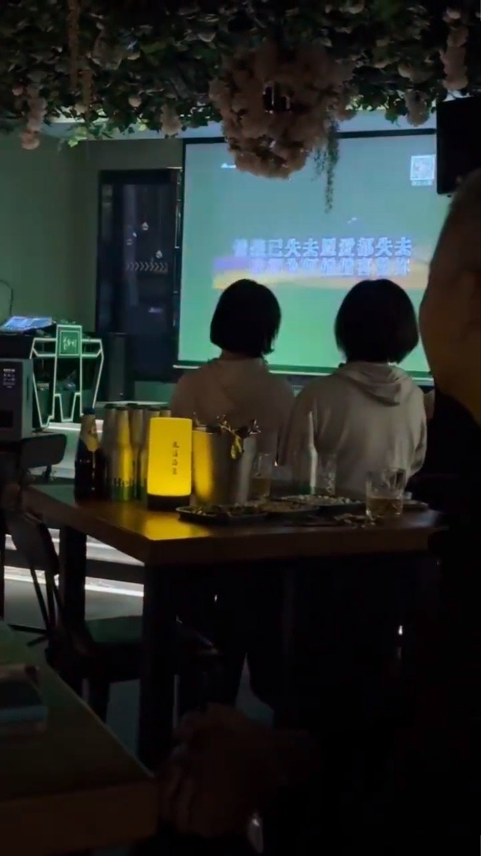 唱《偏偏喜歡你》。(影片截圖) 唱《偏偏喜歡你》。(影片截圖)