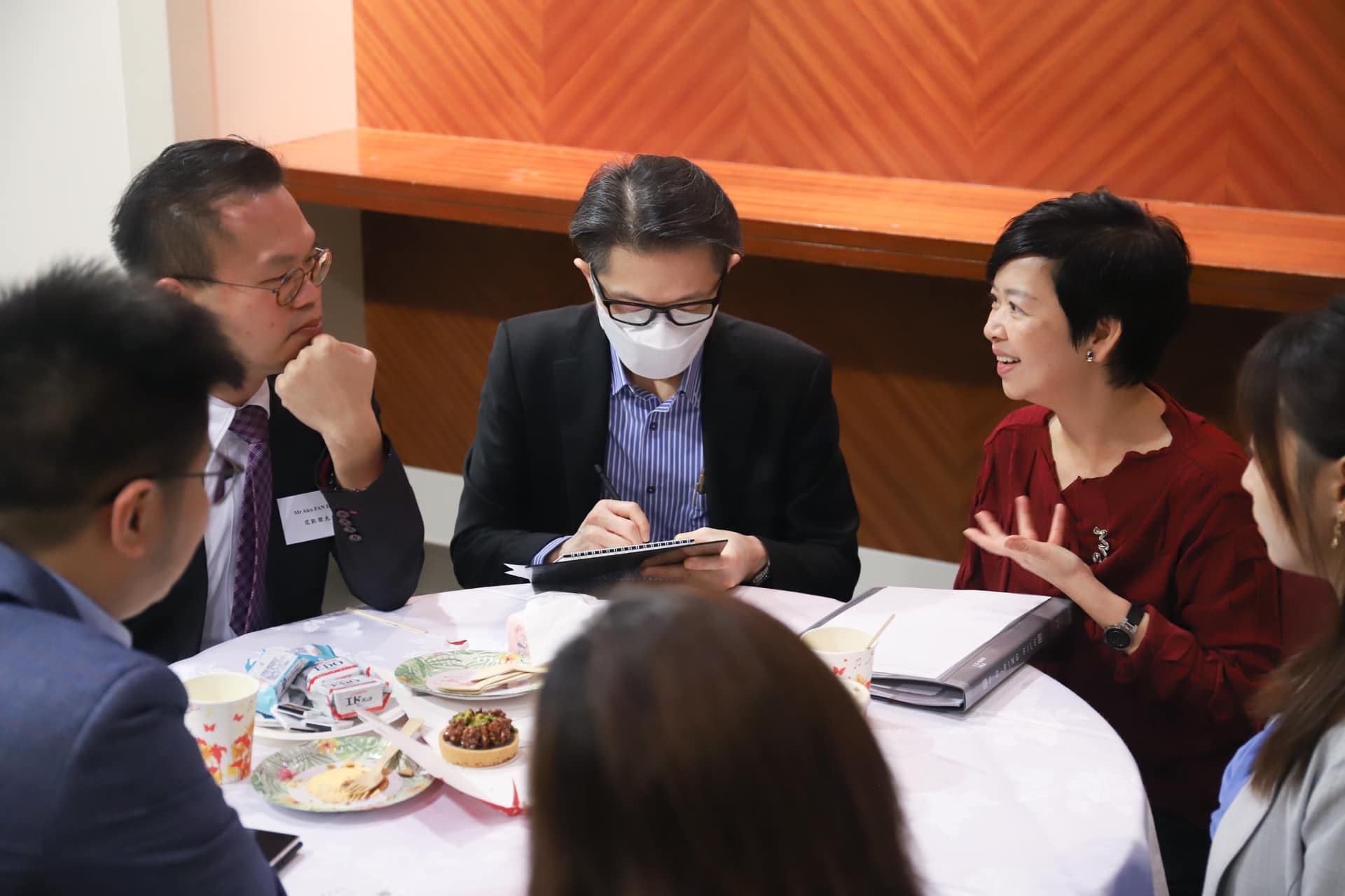 何永賢昨日(10日)和羅淑佩與一眾房委會委員交流,講解施政報告政策。(何永賢Facebook相片) 何永賢昨日(10日)和羅淑佩與一眾房委會委員交流,講解施政報告政策。(何永賢Facebook相片)