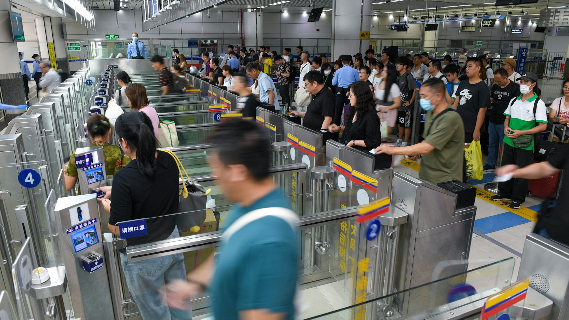 2023年10月6日,旅客經由深圳灣口岸入境。(新華社) 2023年10月6日,旅客經由深圳灣口岸入境。(新華社)