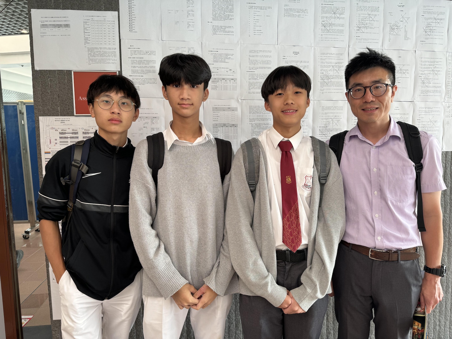 蔡老師(右)指,原先打算以兩萬元競投攤檔,但到場後見到不少攤檔均以底價成交,因而決定調整競投金額。(鄧宇詩攝) 蔡老師(右)指,原先打算以兩萬元競投攤檔,但到場後見到不少攤檔均以底價成交,因而決定調整競投金額。(鄧宇詩攝)