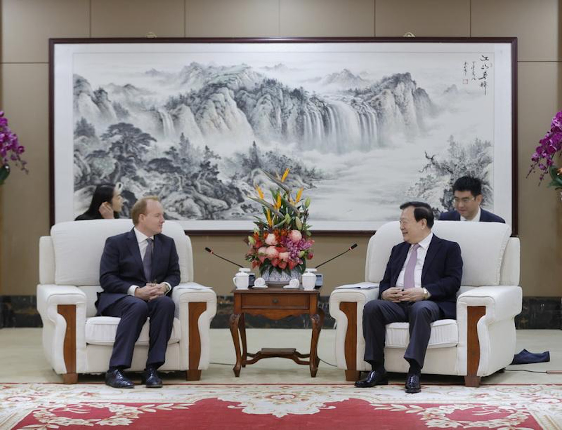 11月14日,國務院港澳辦主任夏寶龍在深圳會見英國太古集團行政總裁施銘倫。(港澳辦) 11月14日,國務院港澳辦主任夏寶龍在深圳會見英國太古集團行政總裁施銘倫。(港澳辦)