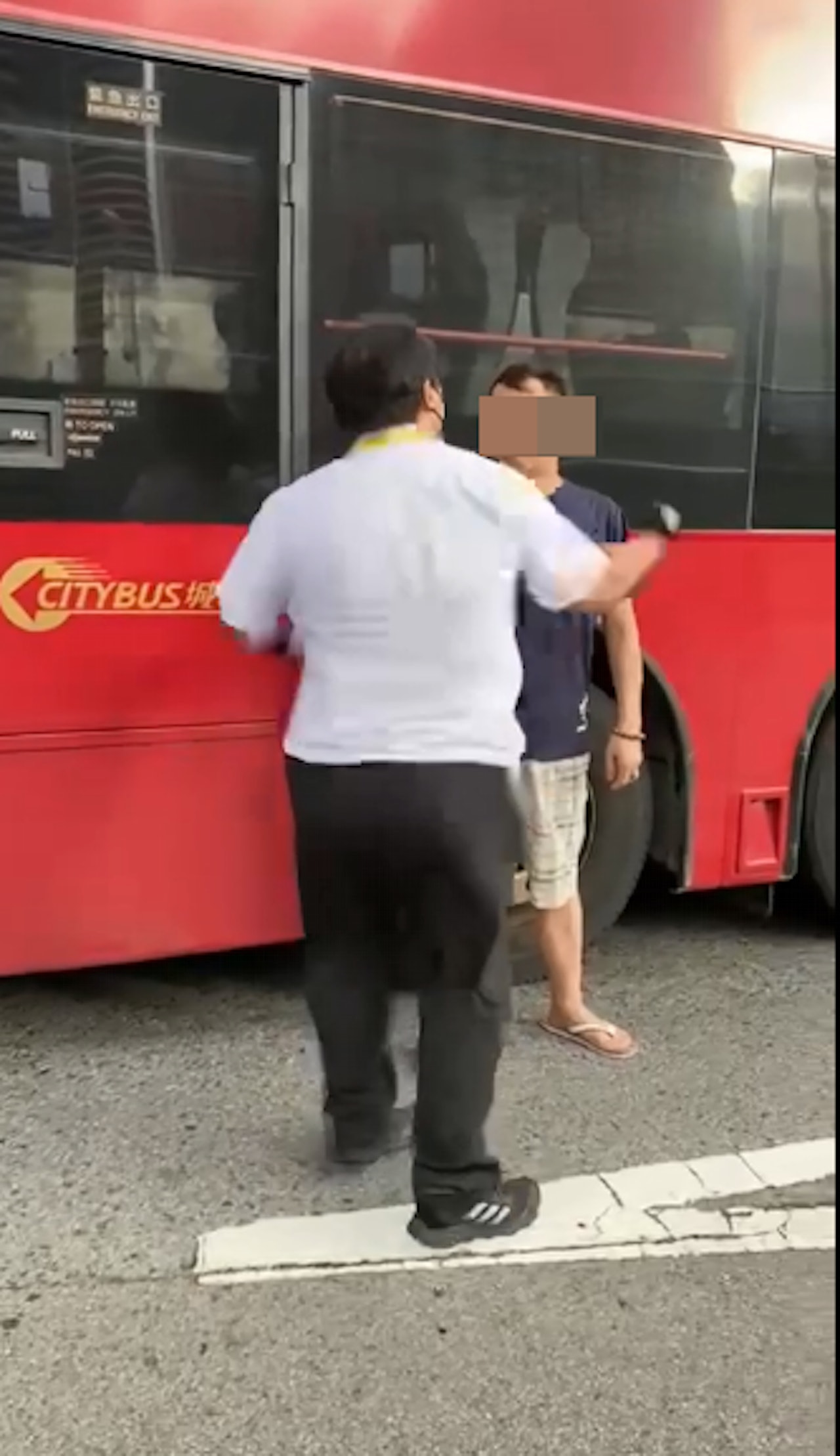 城巴車長鴨脷洲右勾拳打踢拖男,私家車倒後鏡亦疑被徒手打爛。(車cam L(香港群組)/袁方) 城巴車長鴨脷洲右勾拳打踢拖男,私家車倒後鏡亦疑被徒手打爛。(車cam L(香港群組)/袁方)
