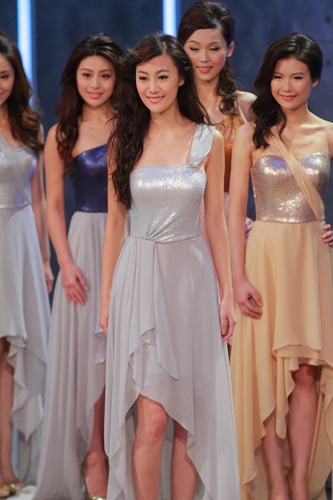 朱智贤参加《2012香港小姐竞选》未能入围初赛，遂于2013年卷土重来，成功入围《2013香港小姐竞选》候选20强佳丽之一。（视觉中国）
