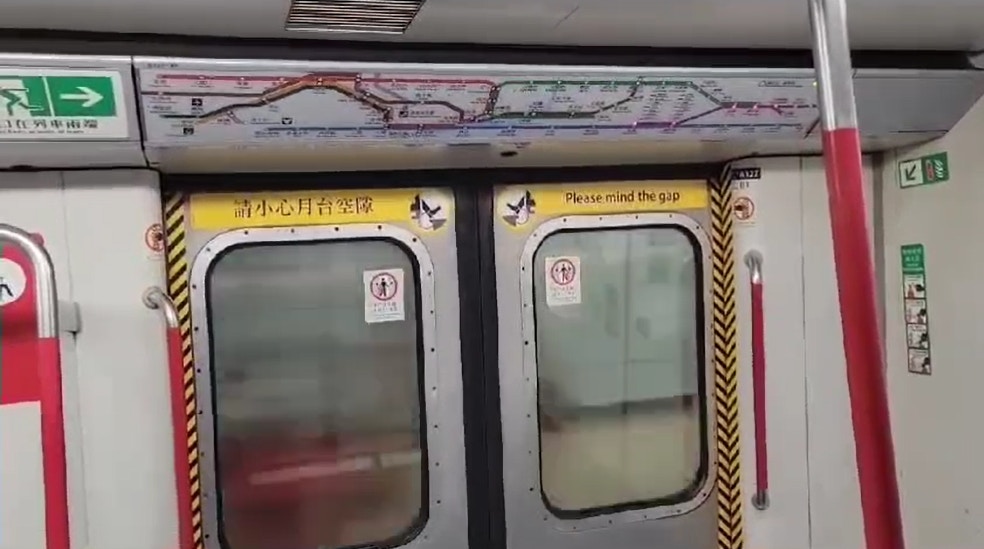 晚上約6時30分，將軍澳線一列往北角方向列車飛過坑口站直奔將軍澳站。（讀者提供影片截圖）