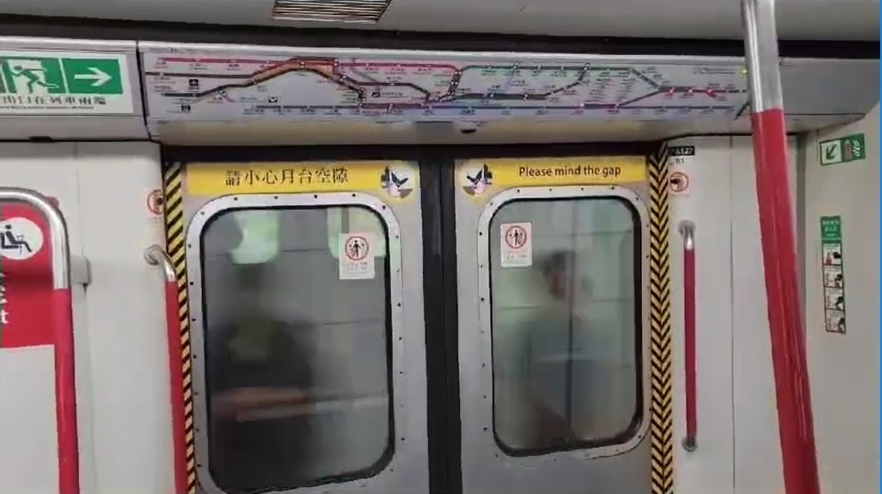 晚上約6時30分，將軍澳線一列往北角方向列車飛過坑口站直奔將軍澳站。（讀者提供影片截圖）
