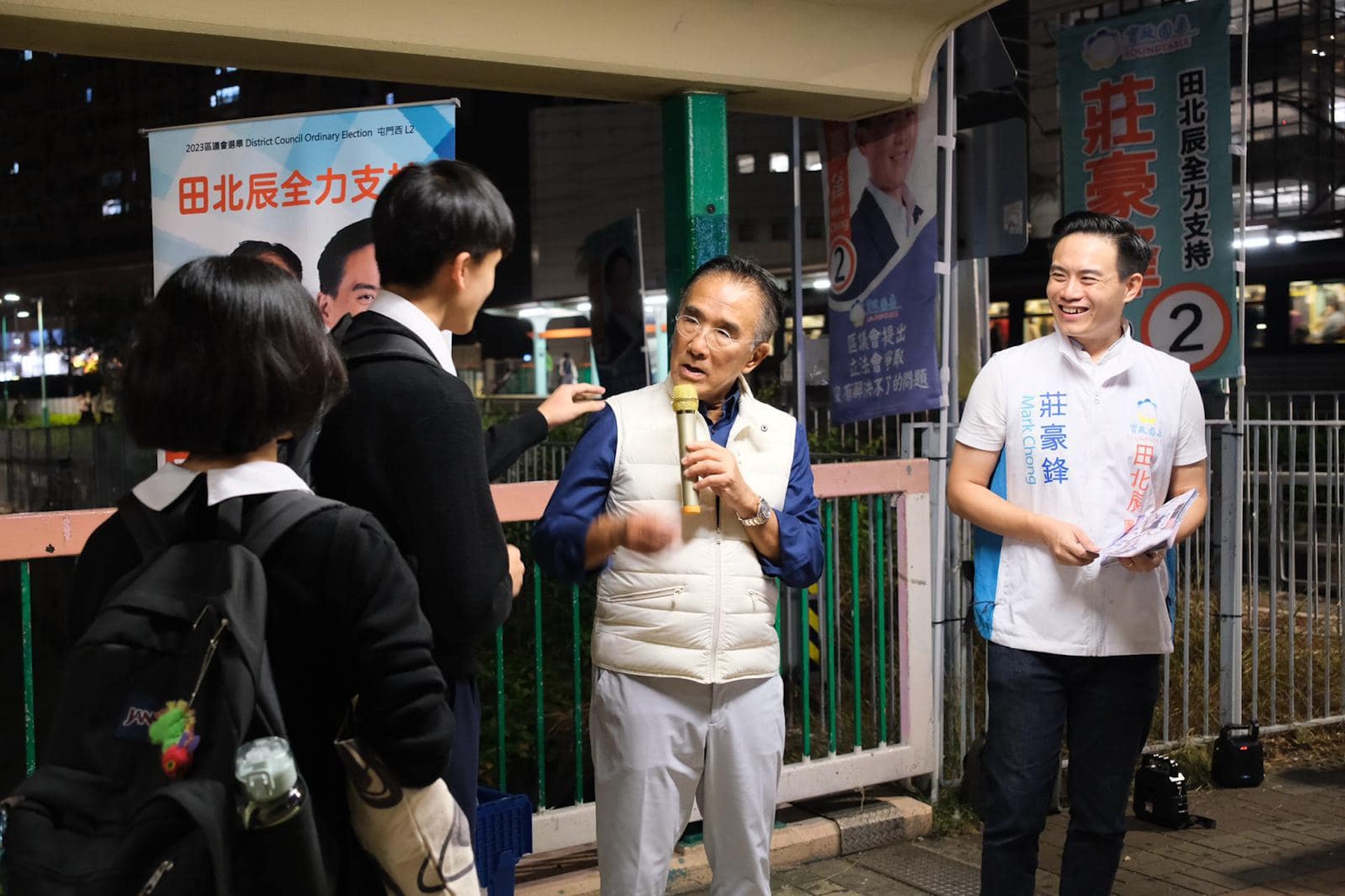 11月15日晚上,田北辰到莊豪峰街站派傳單。(田北辰Facebook) 11月15日晚上,田北辰到莊豪峰街站派傳單。(田北辰Facebook)