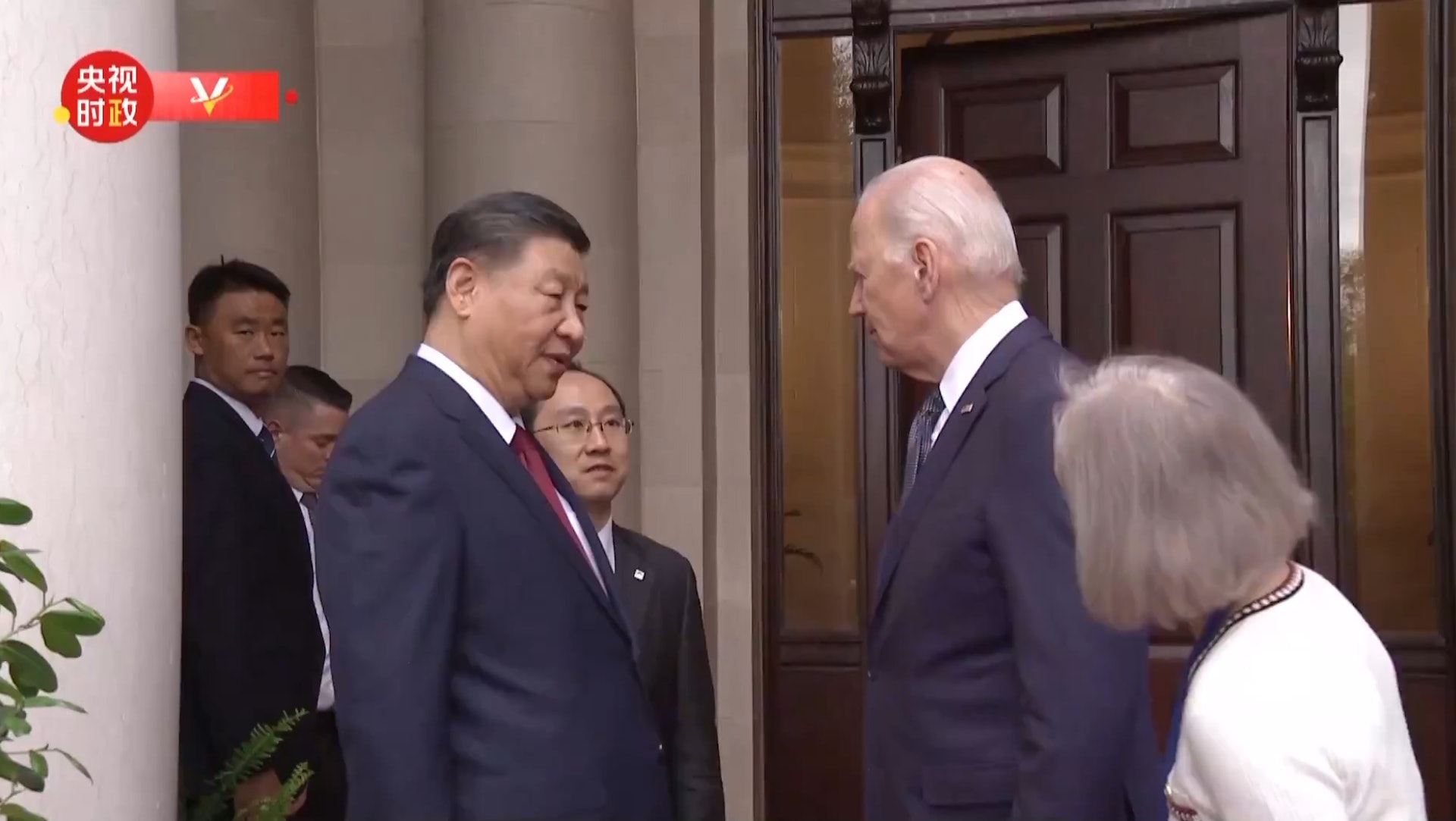 美國總統拜登(Joe Biden)與中國國家主席習近平15日在三藩市的費羅麗莊園(Filoli estate)會面。拜登在見到習近平的「紅旗」專車時突然大讚「好美的車」,並提到「就像我們的凱迪拉克」。(《央視時政》節目截圖) 美國總統拜登(Joe Biden)與中國國家主席習近平15日在三藩市的費羅麗莊園(Filoli estate)會面。拜登在見到習近平的「紅旗」專車時突然大讚「好美的車」,並提到「就像我們的凱迪拉克」。(《央視時政》節目截圖)