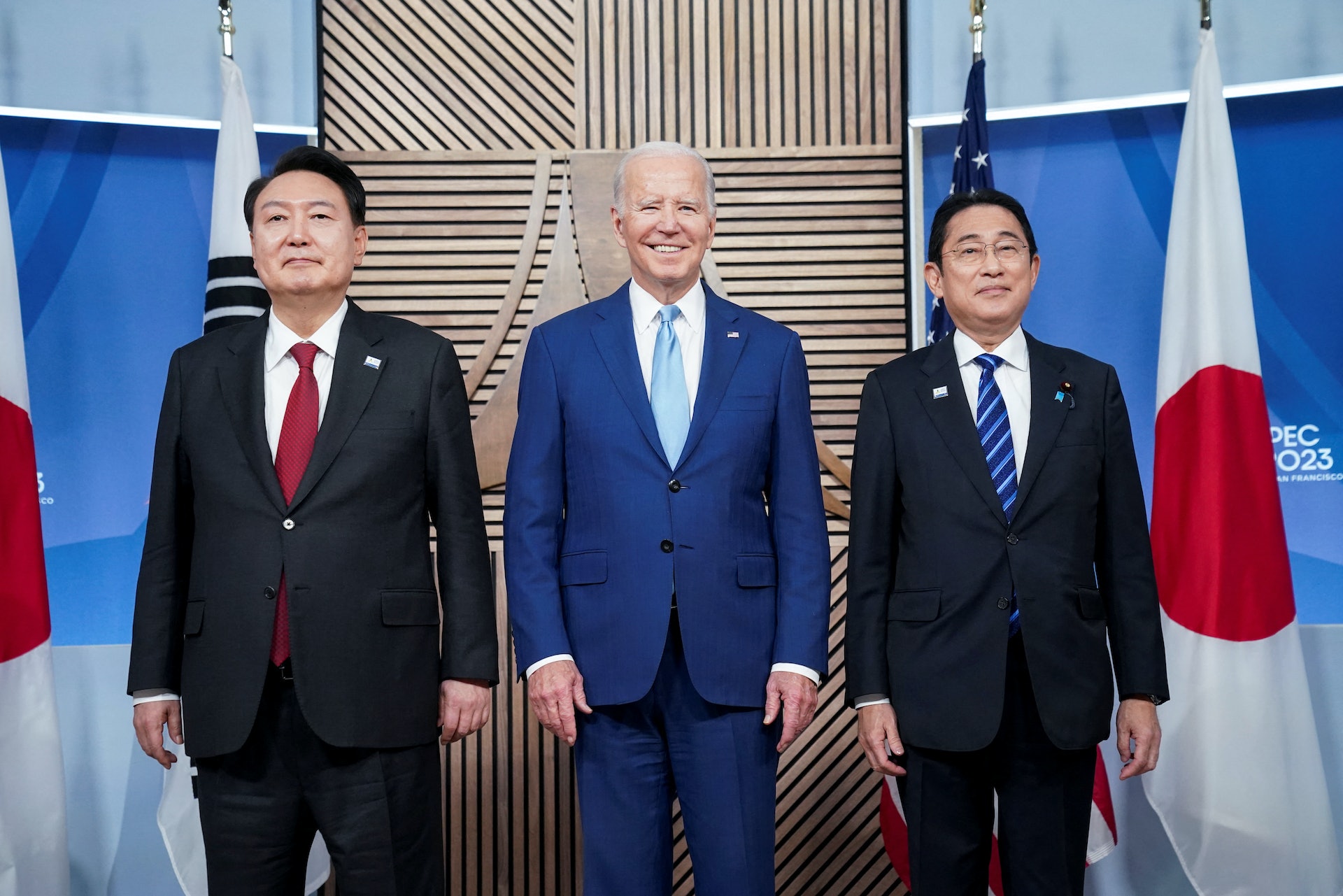 美日韓關係:圖為2023年11月16日,時任美日韓領拜登、尹錫悅(左)和岸田文雄在三藩市舉行的亞太經合組織(APEC)峰會上共同舉行三方會議。(Reuters) 美日韓關係:圖為2023年11月16日,時任美日韓領拜登、尹錫悅(左)和岸田文雄在三藩市舉行的亞太經合組織(APEC)峰會上共同舉行三方會議。(Reuters)