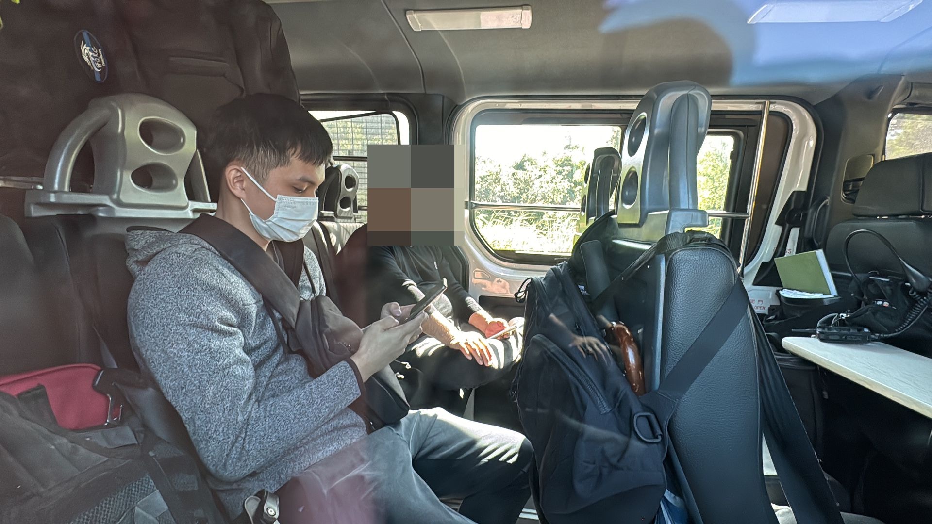其中一名涉案男子被帶返警署調查。（翁鈺輝攝）
