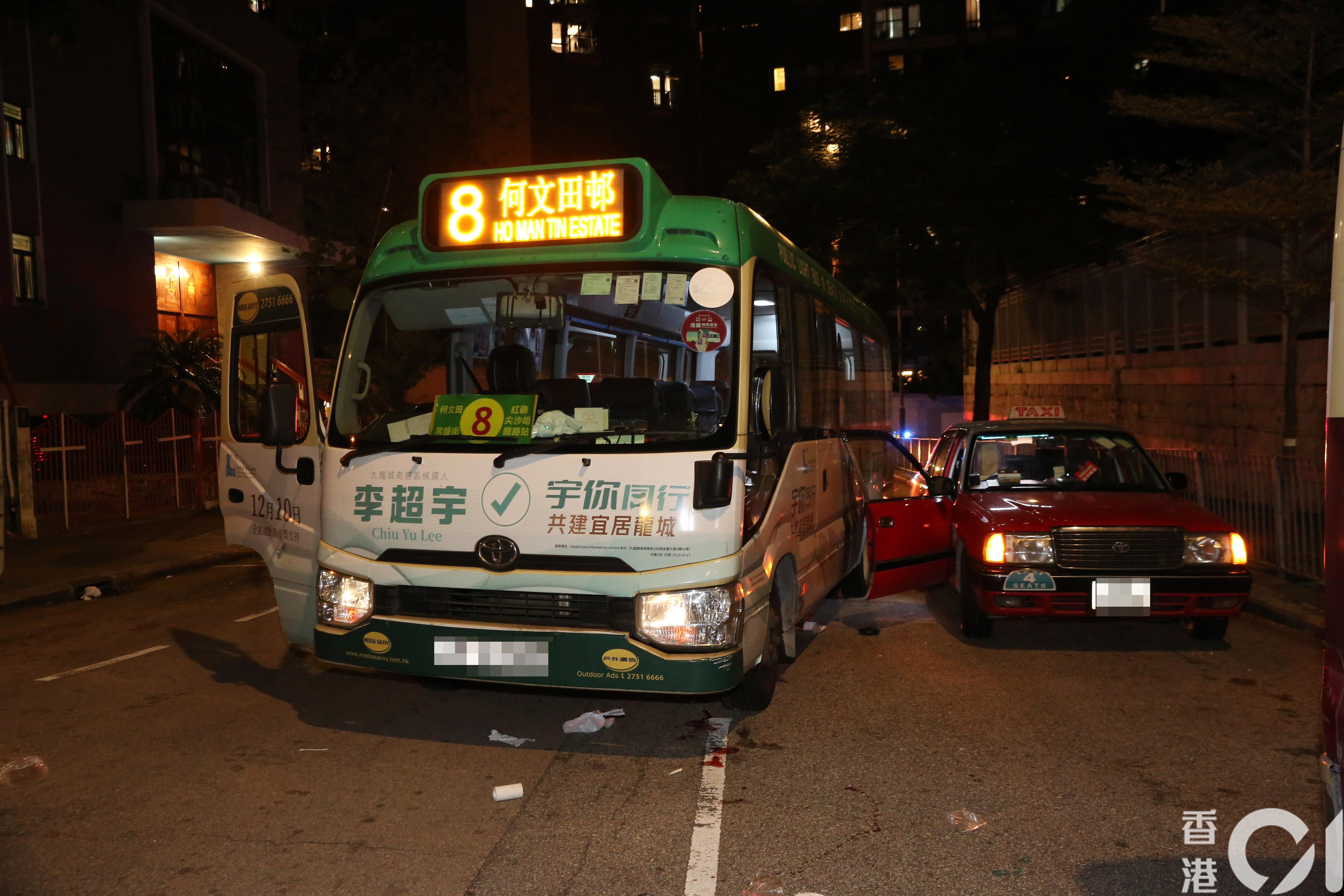 的士車門被小巴撞毀。（陳永武攝）