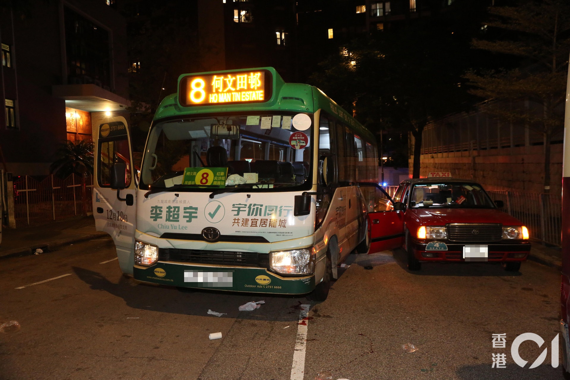 的士車門被小巴撞毀。(陳永武攝)