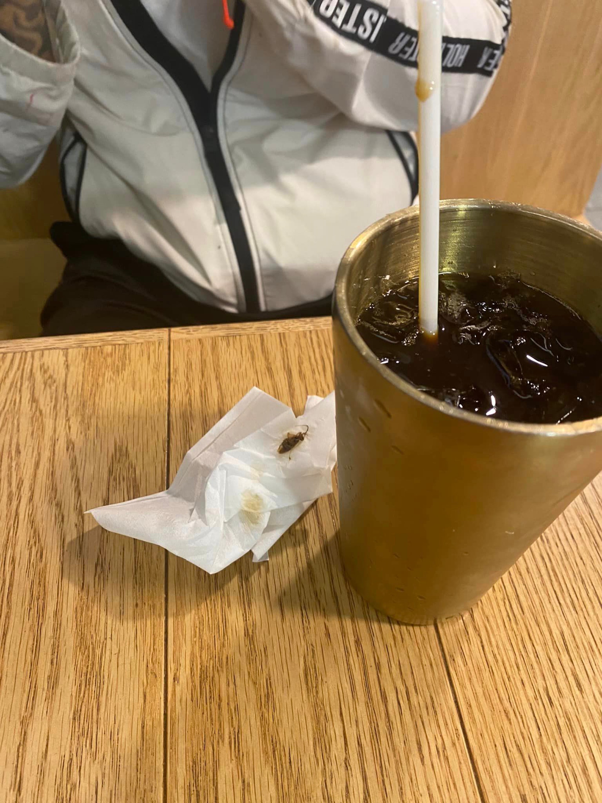 有港男近日與友人到九龍灣一餐廳用膳,飲用凍齋啡時在飲管中啜出異物,吐出一看驚見疑為原隻曱甴。(fb「香港茶餐廳及美食關注組」圖片) 有港男近日與友人到九龍灣一餐廳用膳,飲用凍齋啡時在飲管中啜出異物,吐出一看驚見疑為原隻曱甴。(fb「香港茶餐廳及美食關注組」圖片)