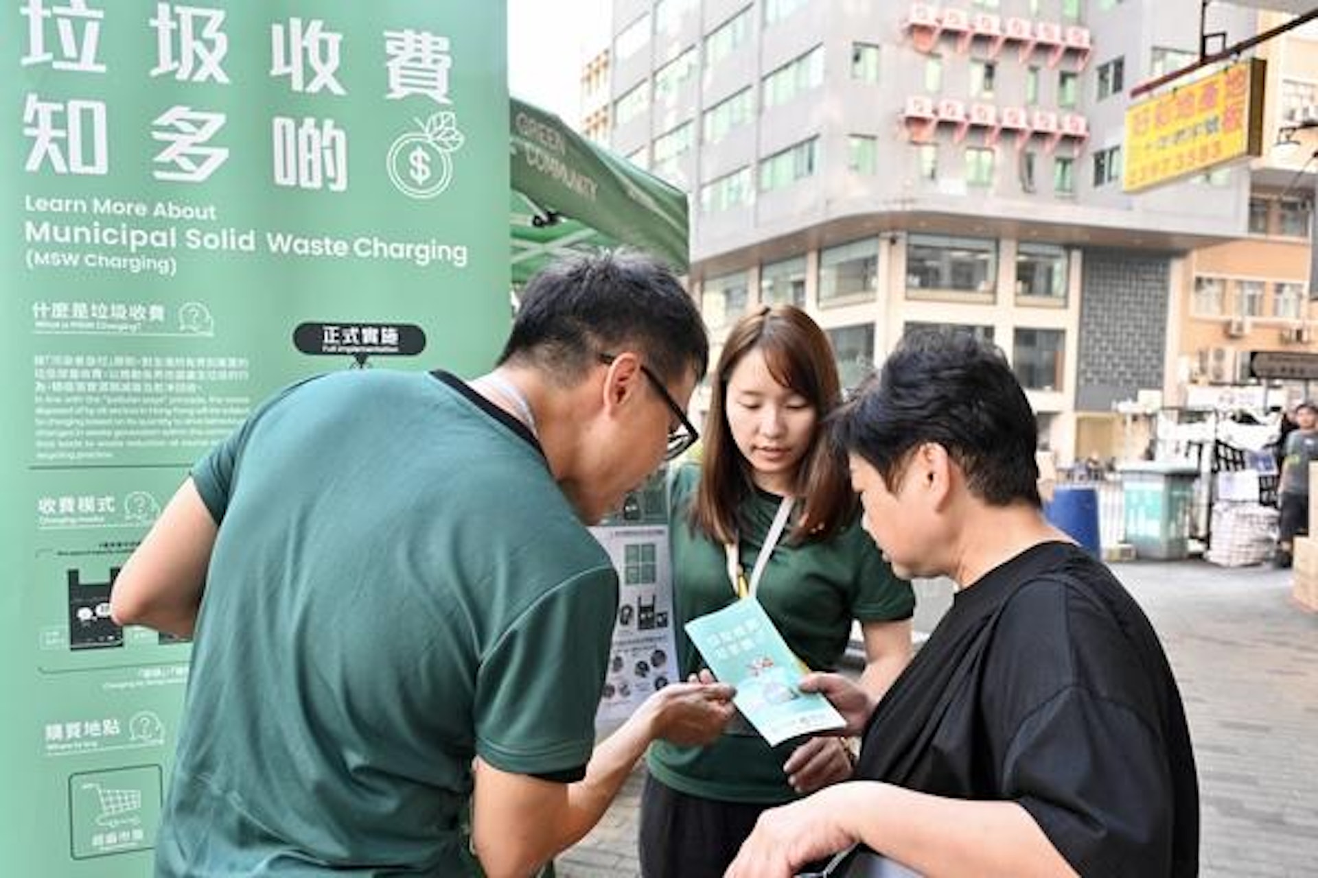綠在區區在多區設立回收點協助實踐減廢回收,環境保護署綠展隊即場向市民介紹垃圾收費的實施時間和收費模式。(政府新聞處) 綠在區區在多區設立回收點協助實踐減廢回收,環境保護署綠展隊即場向市民介紹垃圾收費的實施時間和收費模式。(政府新聞處)