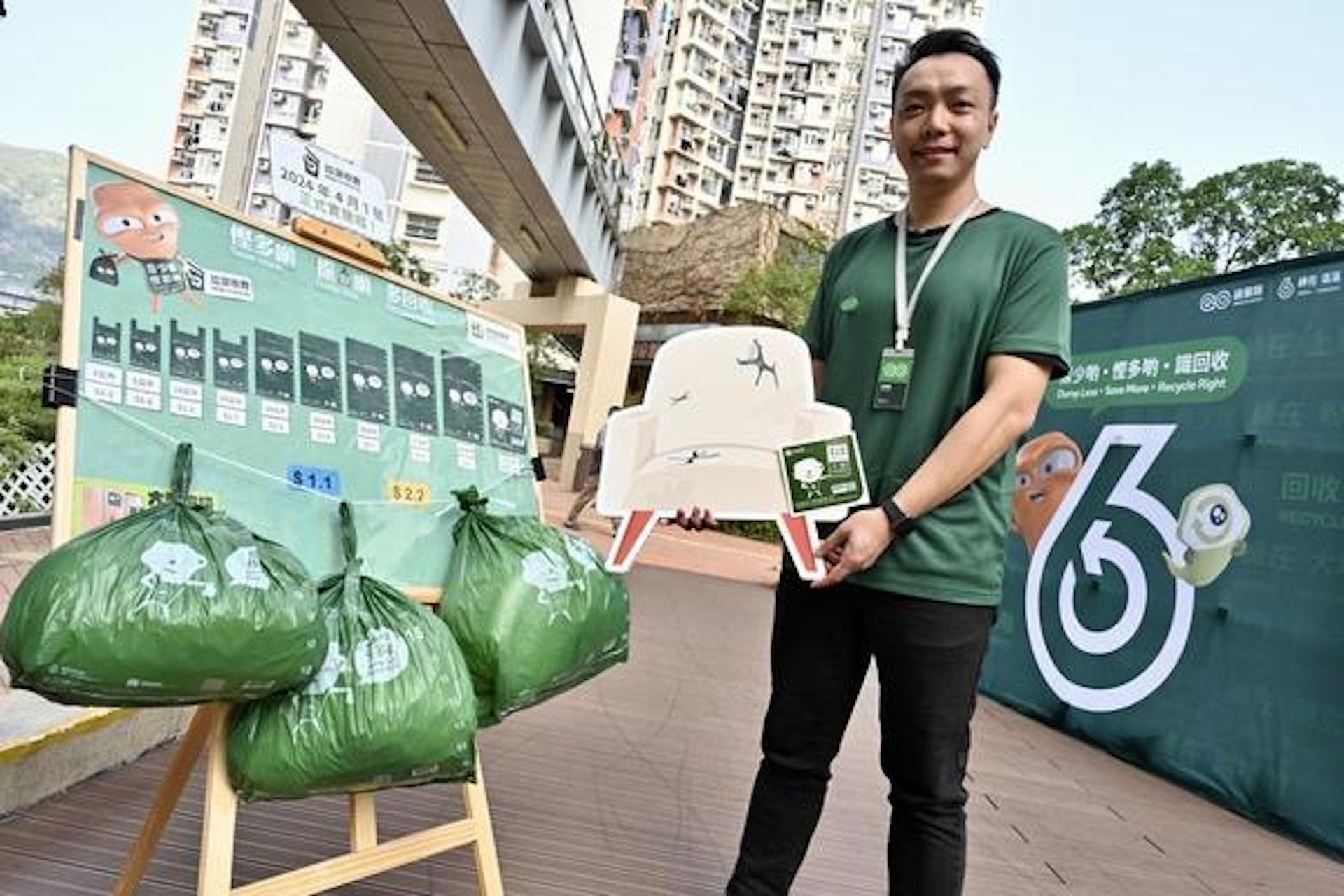 環保署環境保護主任(減廢及社區回收)簡煒堯身旁的「指定袋」適用於一般家用垃圾,大型垃圾則要用他手上拿的「指定標籤」。(政府新聞處) 環保署環境保護主任(減廢及社區回收)簡煒堯身旁的「指定袋」適用於一般家用垃圾,大型垃圾則要用他手上拿的「指定標籤」。(政府新聞處)