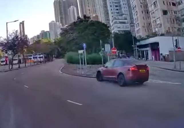 涉事紅色私家車今早（19日）9時許沿堅尼地城新海旁道行駛時，懷疑發現禁止直駛入前方路段而欲急速轉彎入城西道，結果撞欄導致意外。（Facebook「車cam L（香港群組）」影片截圖）