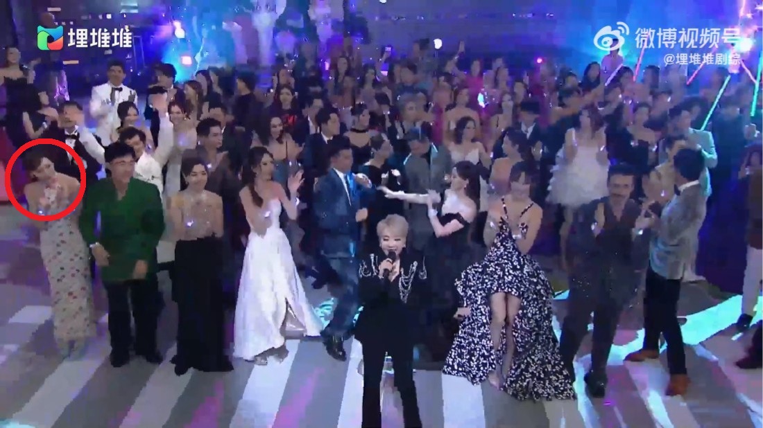 陳慧嫻演唱的片段中，站在她身後一排，最左邊（紅圈者）的就是Ali，遠鏡沒有打格。（TVB官方微博、埋堆堆劇綜）