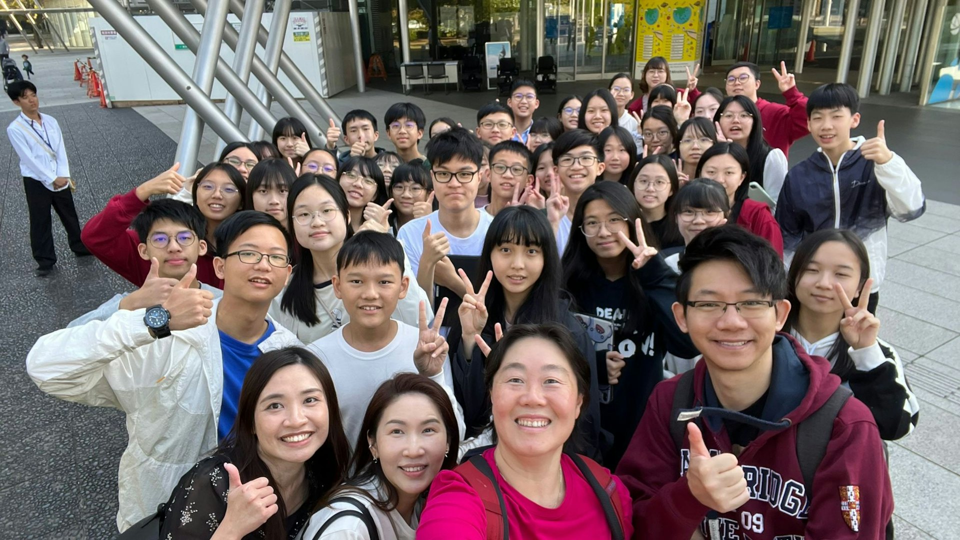 尹浩然校長(前排右一)表示,做老師要視學生為自己的子女,盡心照顧學生。學校早前組交流團到日本交流,尹校長於出發前意外跌斷腳,但為了讓家長及學生放心,仍堅持隨團出發,令學生十分感動。(基督教香港信義會元朗信義中學提供) 尹浩然校長(前排右一)表示,做老師要視學生為自己的子女,盡心照顧學生。學校早前組交流團到日本交流,尹校長於出發前意外跌斷腳,但為了讓家長及學生放心,仍堅持隨團出發,令學生十分感動。(基督教香港信義會元朗信義中學提供)