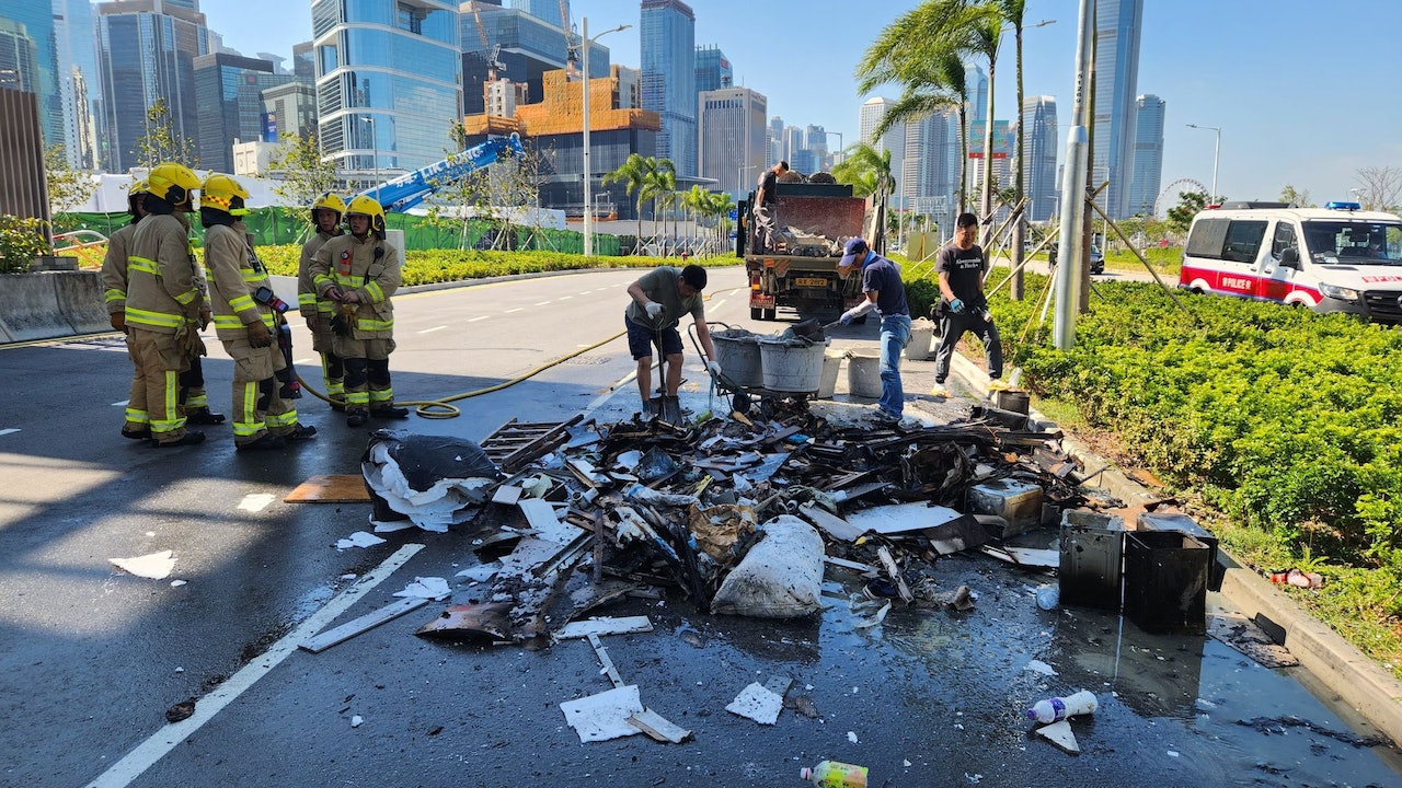 龍和道環保斗貨車垃圾起火 大量建築廢料散落路上 消防撲熄