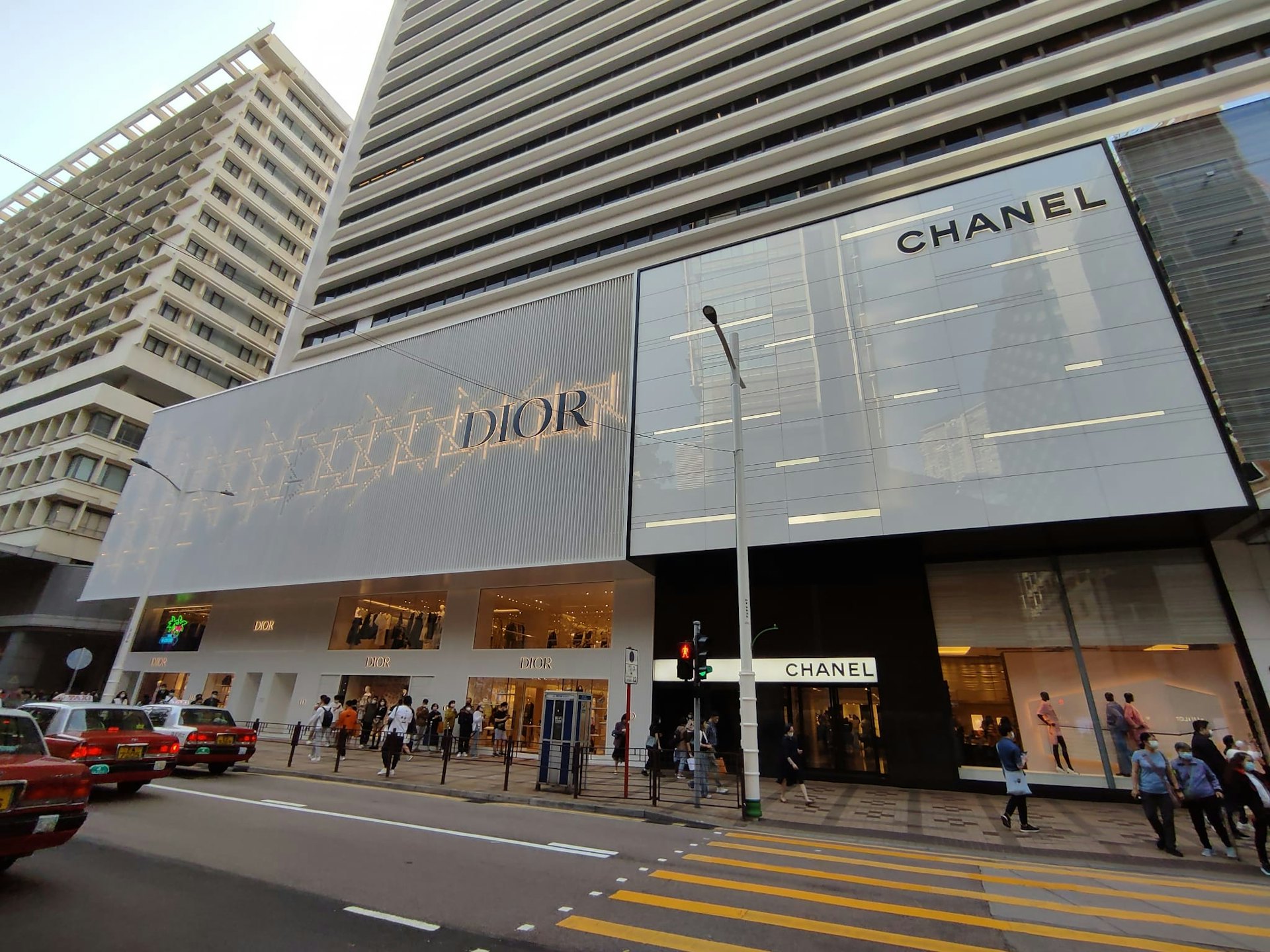 據戴德梁行《全球主要零售大街》報告,尖沙咀以每月呎租約970元(每年每平方呎1,493美元)的租金水平,繼續蟬聯亞太區最昂貴購物地段。圖為廣東道。 據戴德梁行《全球主要零售大街》報告,尖沙咀以每月呎租約970元(每年每平方呎1,493美元)的租金水平,繼續蟬聯亞太區最昂貴購物地段。圖為廣東道。