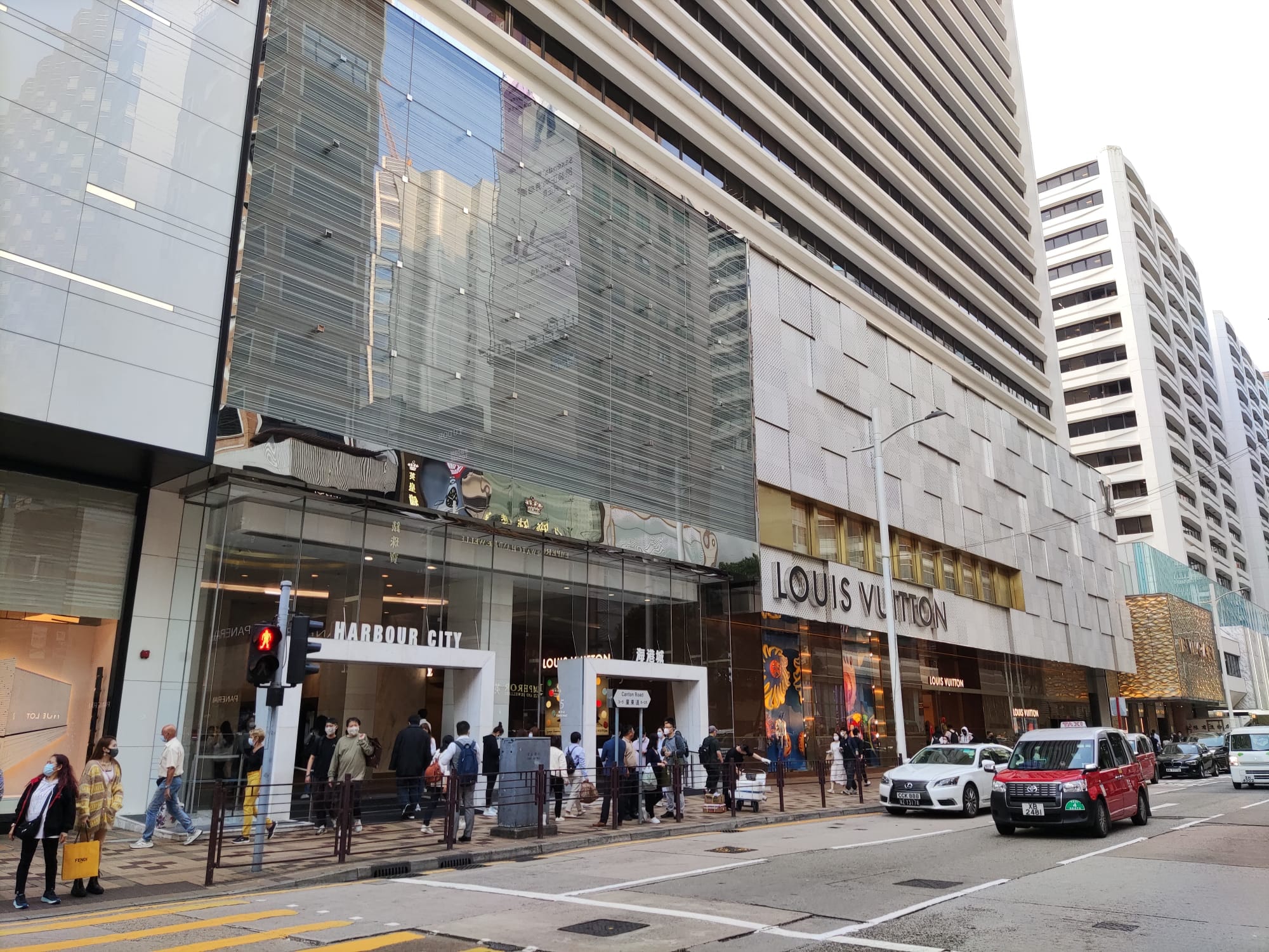 據戴德梁行《全球主要零售大街》報告，尖沙咀以每月呎租約970元（每年每平方呎1,493美元）的租金水平，繼續蟬聯亞太區最昂貴購物地段。圖為廣東道。