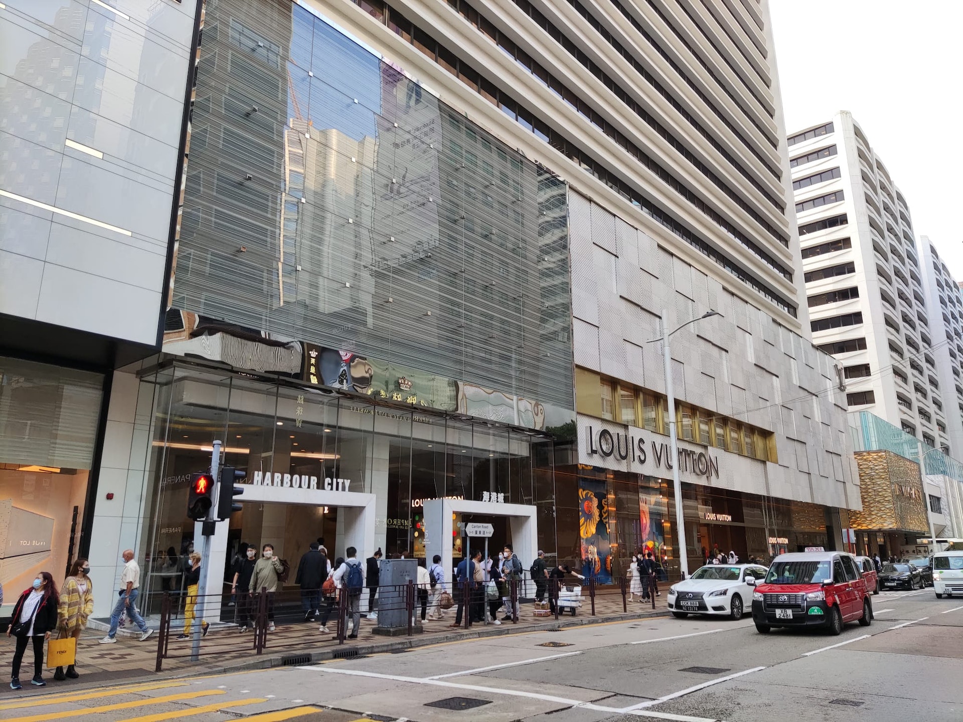 據戴德梁行《全球主要零售大街》報告,尖沙咀以每月呎租約970元(每年每平方呎1,493美元)的租金水平,繼續蟬聯亞太區最昂貴購物地段。圖為廣東道。 據戴德梁行《全球主要零售大街》報告,尖沙咀以每月呎租約970元(每年每平方呎1,493美元)的租金水平,繼續蟬聯亞太區最昂貴購物地段。圖為廣東道。