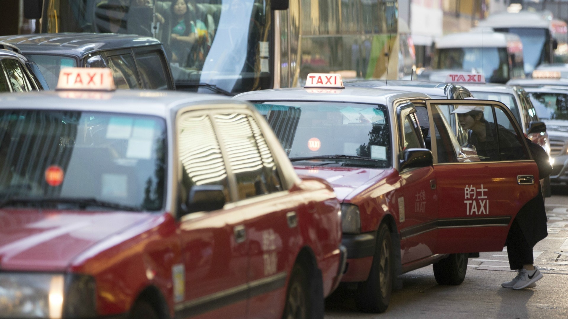 電動的士資助計劃遇冷?僅四成車主響應 謝展寰指經濟因素致換車謹慎 電動的士資助計劃遇冷?僅四成車主響應 謝展寰指經濟因素致換車謹慎