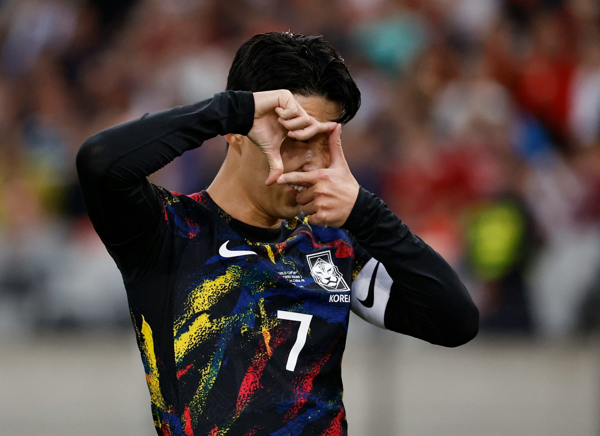 中韓大戰︱韓國隊長孫興慜入球後再做招牌慶祝動作。(路透社) 中韓大戰︱韓國隊長孫興慜入球後再做招牌慶祝動作。(路透社)