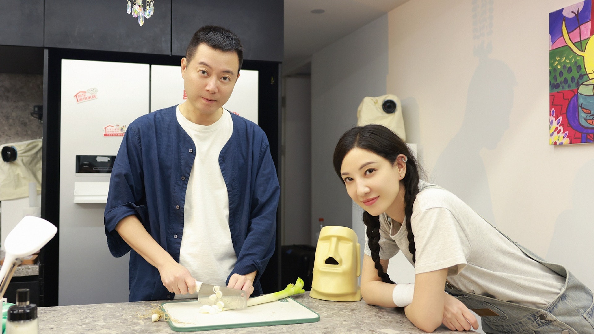 鄭希怡同老公梁立翰一起參與綜藝節目 。(《家務優等生》微博圖片)