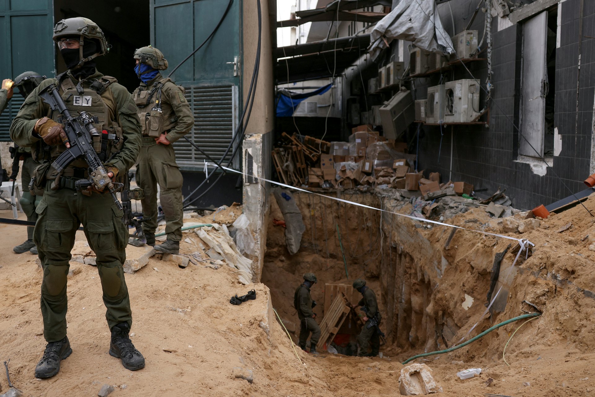 11月22日,以軍展示希法(Al-Shifa)醫院建築群內的地道入口。(Reuters) 11月22日,以軍展示希法(Al-Shifa)醫院建築群內的地道入口。(Reuters)