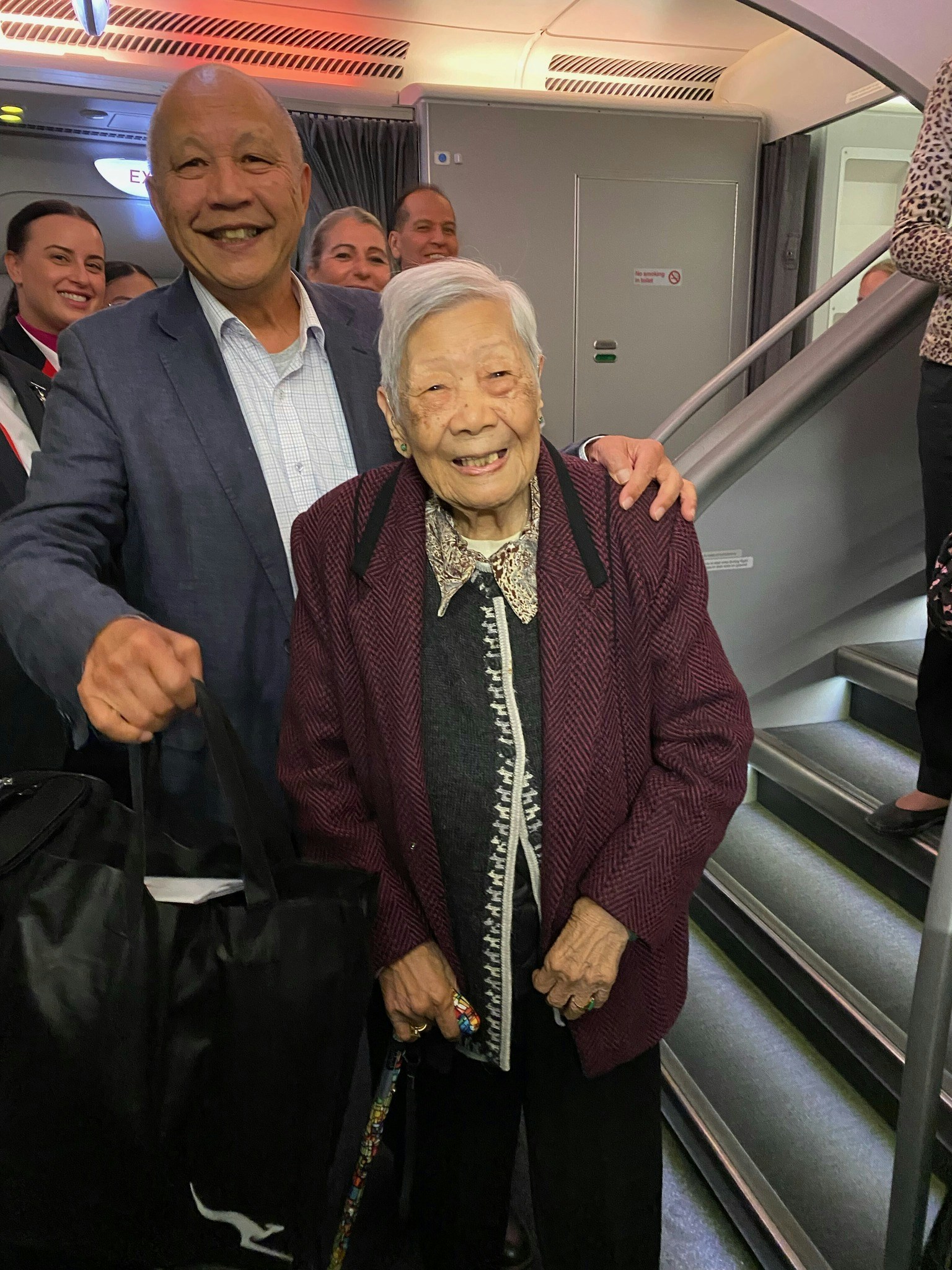 103岁的香港婆婆Ngan Chun Kam从澳洲搭乘客机返香港，获机上众人欢迎（FB@Australian Consulate-General Hong Kong and Macau）